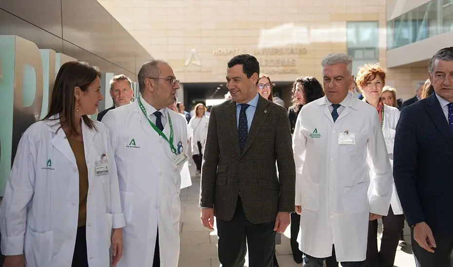 Juanma Moreno visita hospital de Virgen del Roc&iacute;o