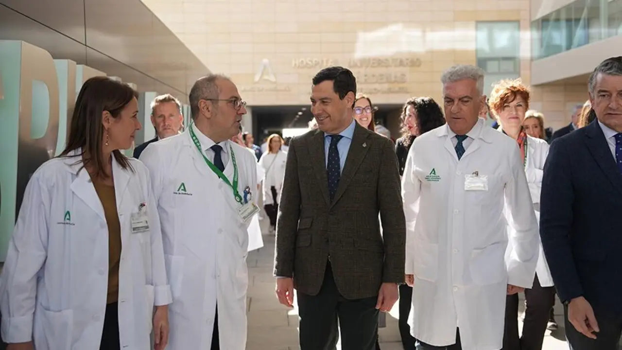 Juanma Moreno visita hospital de Virgen del Roc&iacute;o